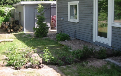 Bagsiden af sommerhuset før vi gik i gang